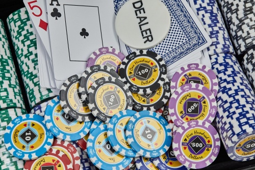 Набор для покера Crown POKER GAME в алюминиевом черном кейсе, 1000 фишек + 2 колоды карт + 5 кубиков фото 6