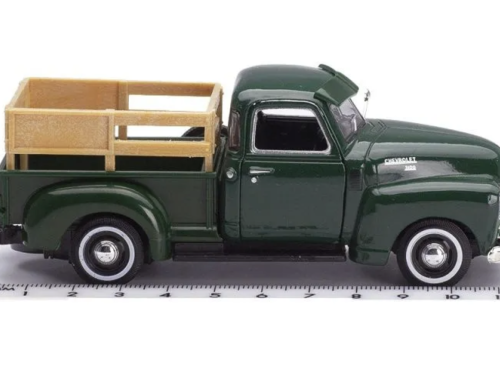 Машина модель Chevrolet C-3100 Pickup with fence 1:43 металлическая, зеленая фото 3
