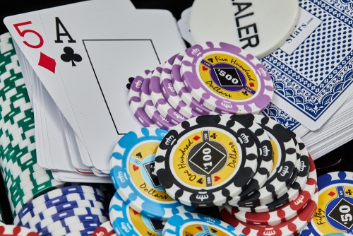 Набор для покера Crown POKER GAME в алюминиевом черном кейсе, 1000 фишек + 2 колоды карт + 5 кубиков фото 3
